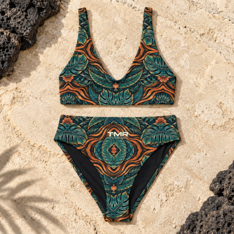 Vista frontal del bikini Tigre Noctámbulo: top de tirantes anchos y braguita de cintura alta, con estampado verde petróleo y naranja, firma TMR en el frontal y fondo de piedra clara.