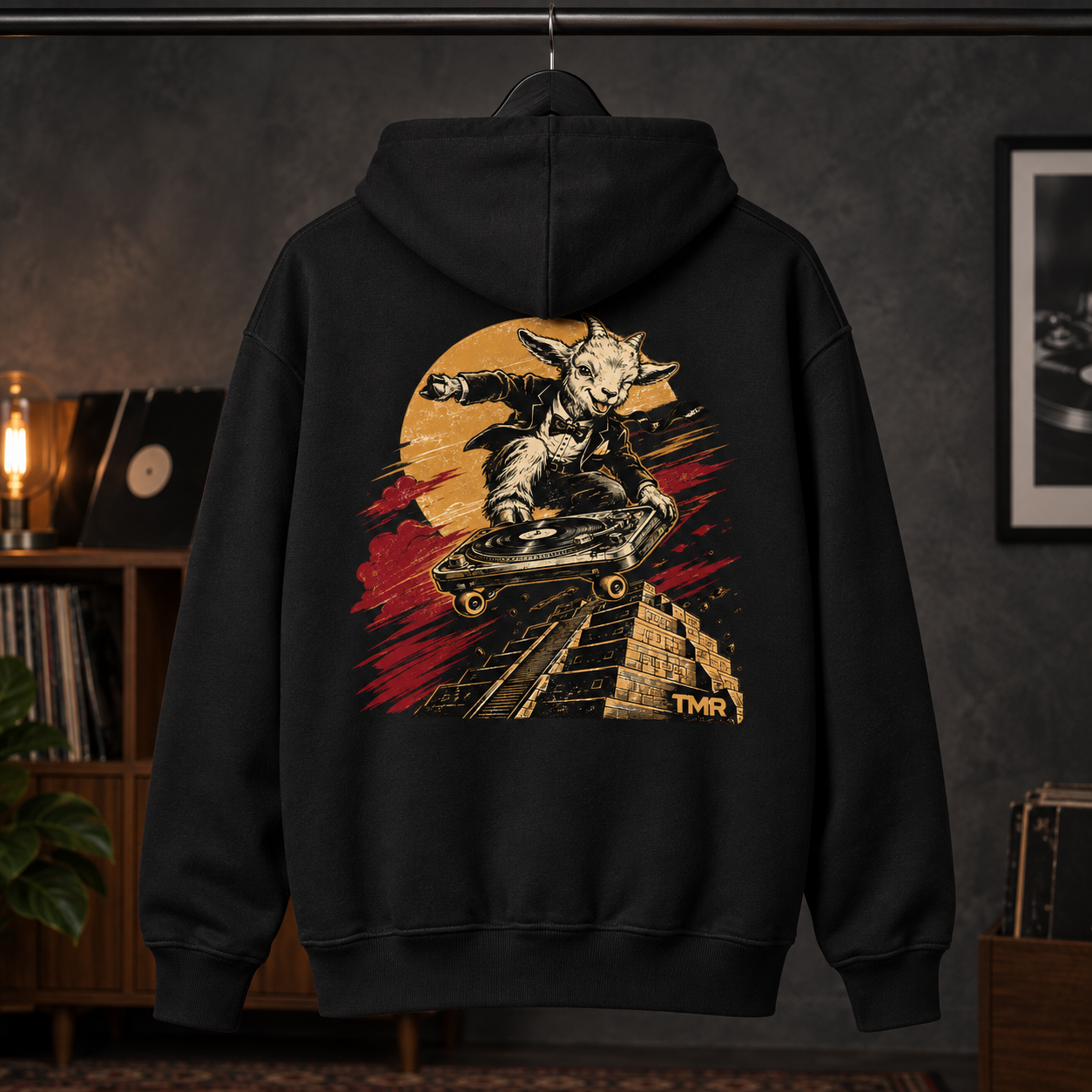 Baifo con pase VIP — Sudadera 1 Sudadera negra Baifo con pase VIP de TMR by Tamar Melián, vista de estudio con el diseño completo en la espalda.