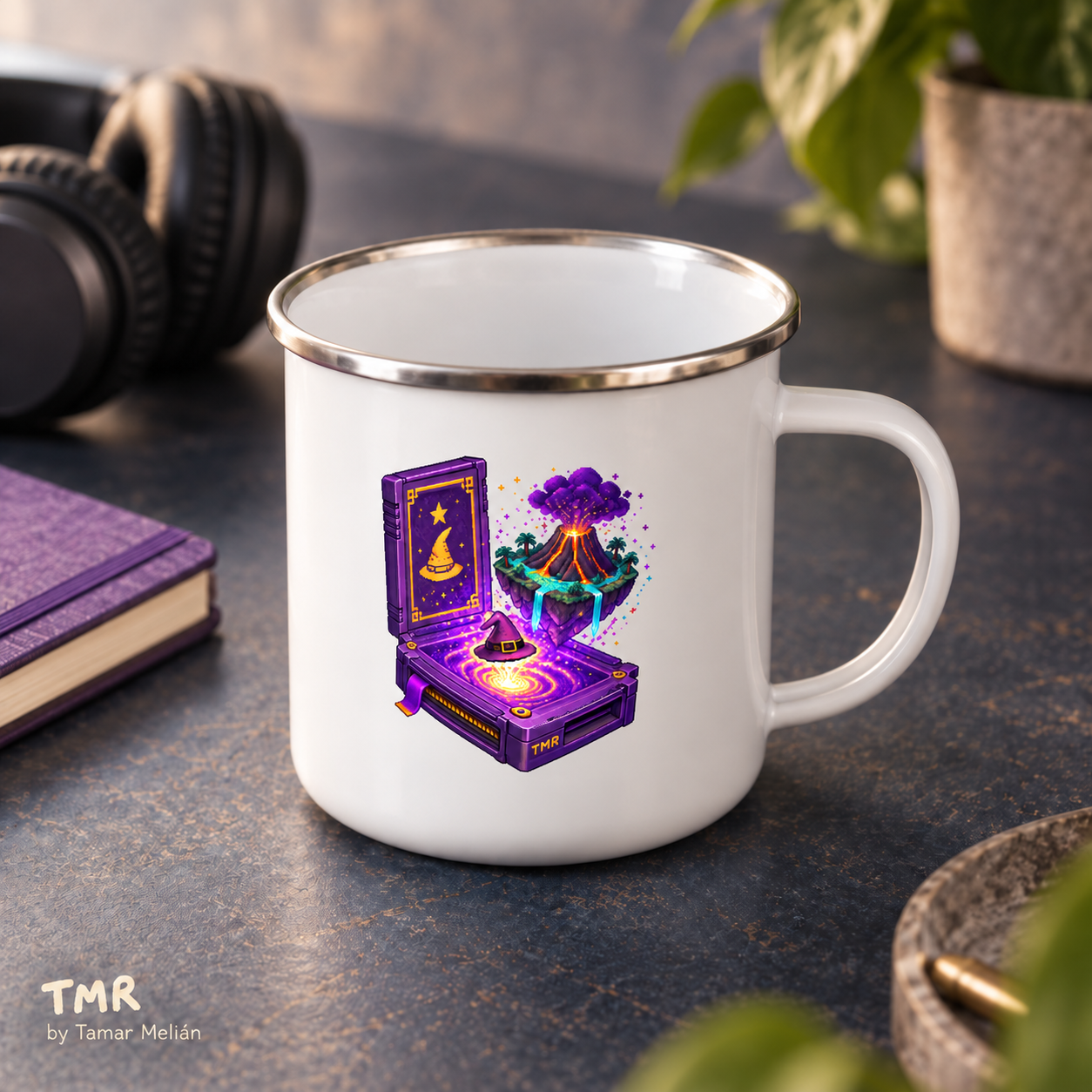 Cartucho brujo — Taza de camping esmaltada 3 Vista elevada de la taza esmaltada Cartucho brujo de TMR, con interior blanco, borde plateado y estampado de cartucho y volcán