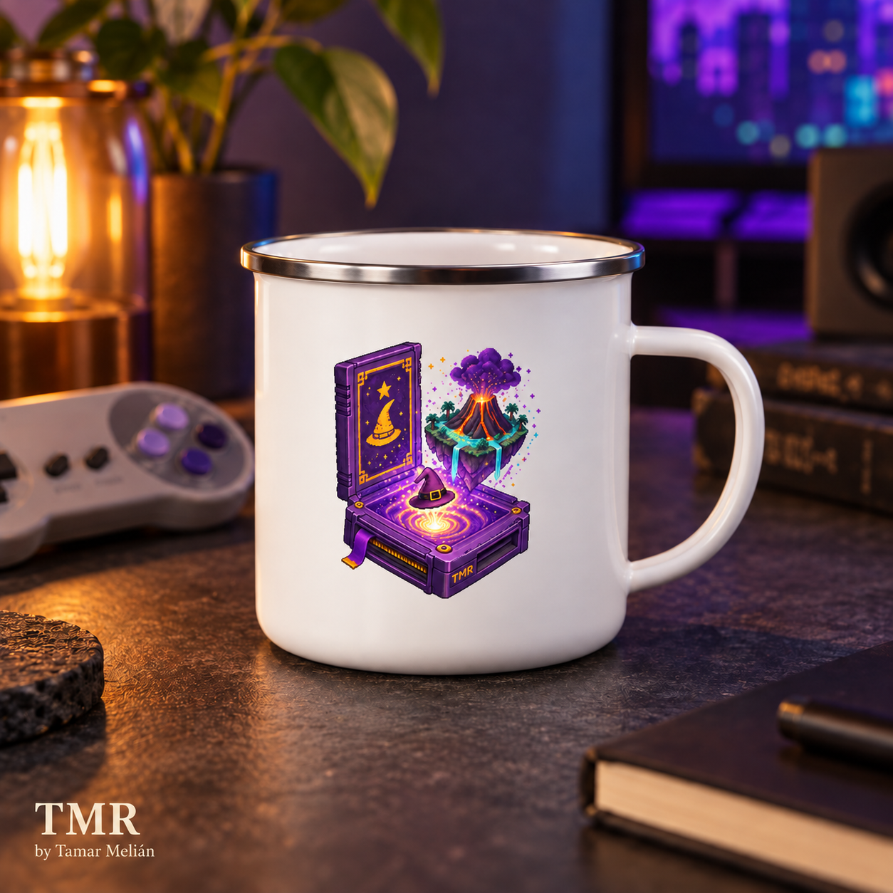 Cartucho brujo — Taza de camping esmaltada 1 Taza esmaltada Cartucho brujo de TMR sobre una mesa de estudio, con el estampado violeta completo y borde plateado