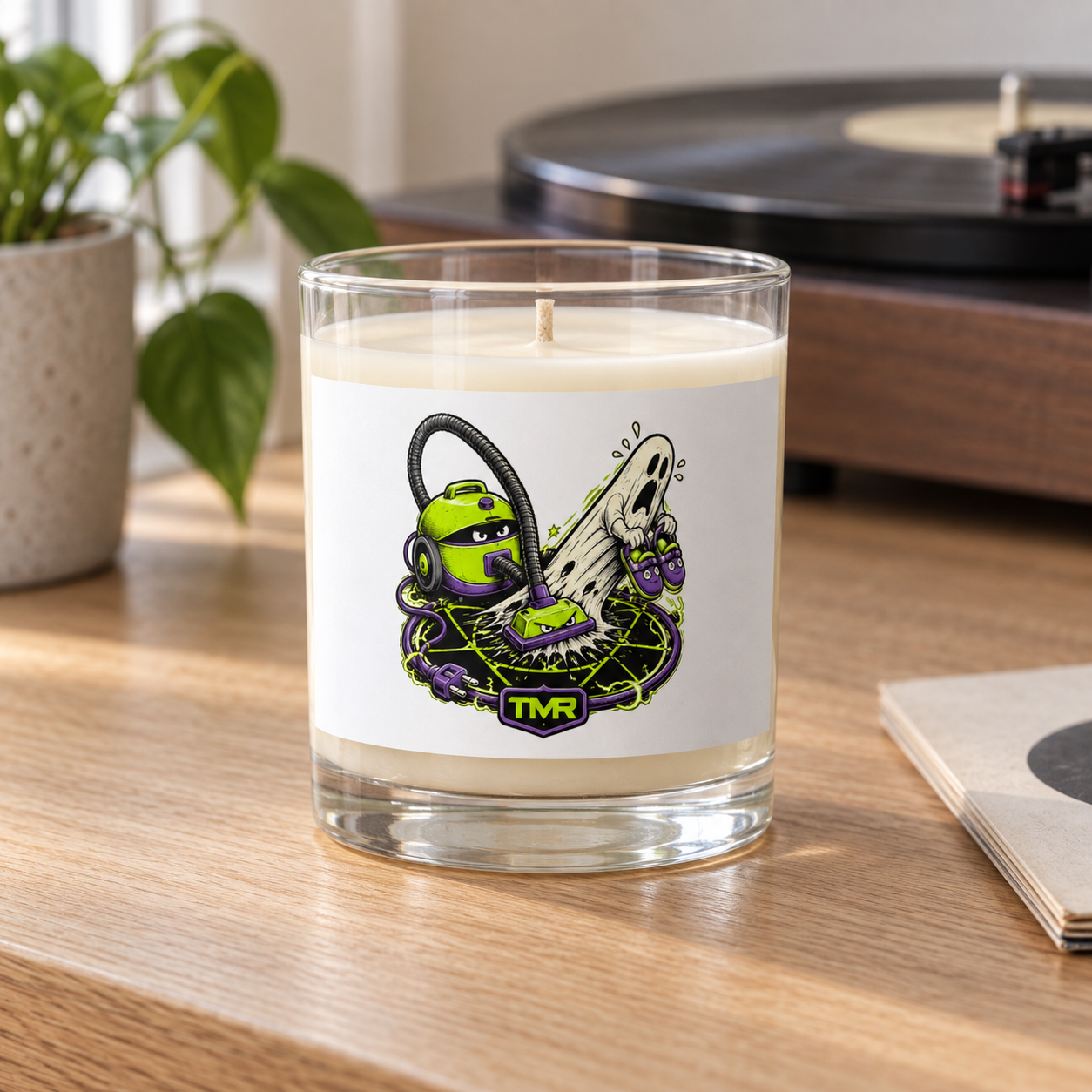 Cazafantasmas doméstico — Vela de soja sin perfume 2 Vela Cazafantasmas doméstico de TMR sobre una mesa de madera junto a un tocadiscos, con luz de día.