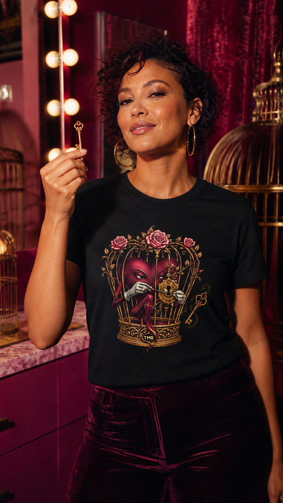 Corazón escapista — Camiseta 3 Mockup digital de la camiseta negra Corazón escapista de TMR: corazón rojo en una jaula dorada con rosas, representado en el frontal.
