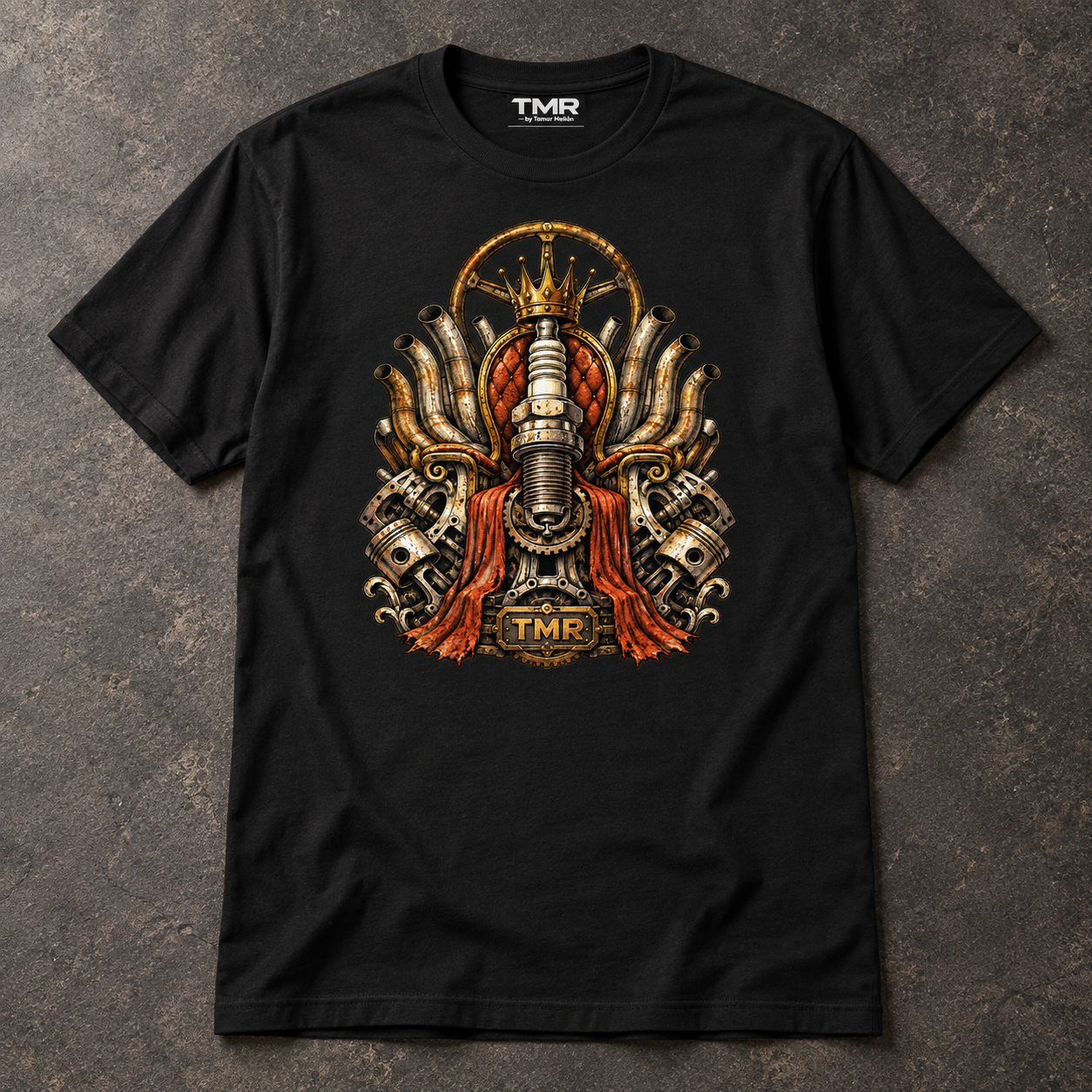 Desguace sagrado — Camiseta 1 Camiseta negra TMR Desguace sagrado, vista completa de estudio con su estampado frontal