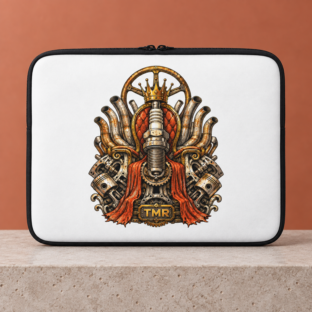 Desguace sagrado — Funda de portátil 13 pulgadas 1 Funda de portátil Desguace sagrado TMR de 13 pulgadas, frontal blanco, ribete negro y trono mecánico, vista de estudio.