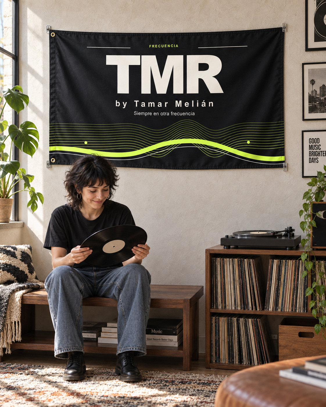 Bandera de pared Frecuencia — TMR by Tamar Melián 4 Bandera Frecuencia de TMR by Tamar Melián en un estudio musical diurno con una modelo adulta sentada junto a los vinilos.