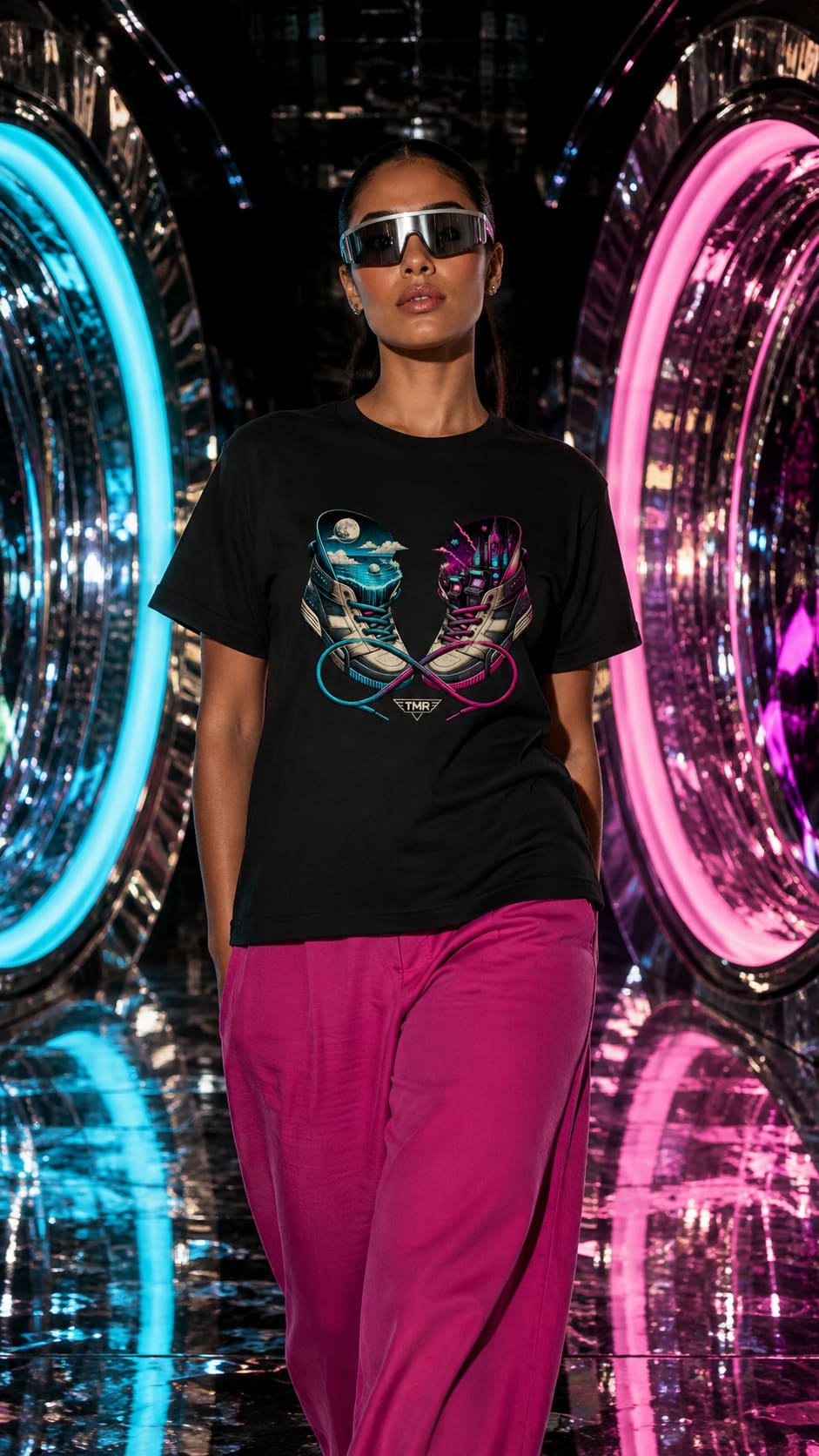 Portal en las zapatillas — Camiseta 2 TMR · Portal en las zapatillas — Camiseta de TMR by Tamar Melián en una escena editorial