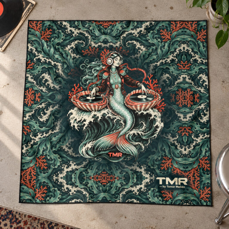 Pañuelo Sirena de after de TMR by Tamar Melián: vista completa del estampado integral sobre mesa de estudio