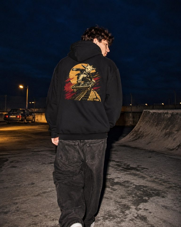 TMR · Baifo con pase VIP — Sudadera de TMR by Tamar Melián, fotografía editorial nocturna