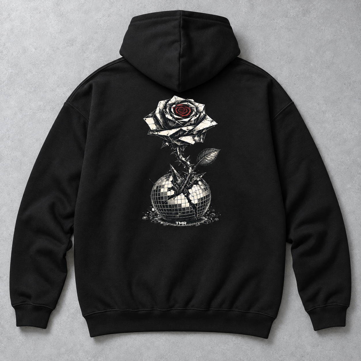 Flor blindada — Sudadera 2 Sudadera Flor blindada TMR completa por detrás con rosa geométrica marfil y roja y esfera de espejos rota sobre fondo gris