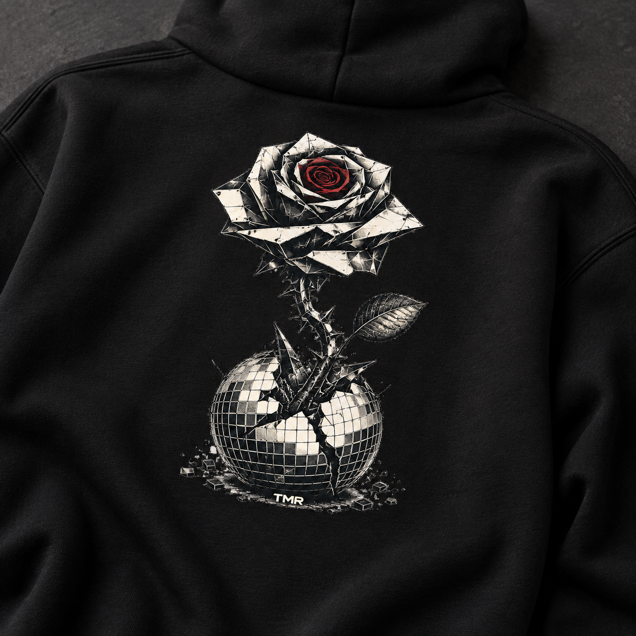 Flor blindada — Sudadera 3 Detalle del estampado Flor blindada TMR y tejido negro en la espalda de la sudadera