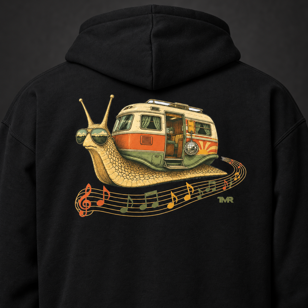 Furgo caracol — Sudadera 3 Detalle del estampado Furgo caracol TMR y tejido negro en la espalda de la sudadera