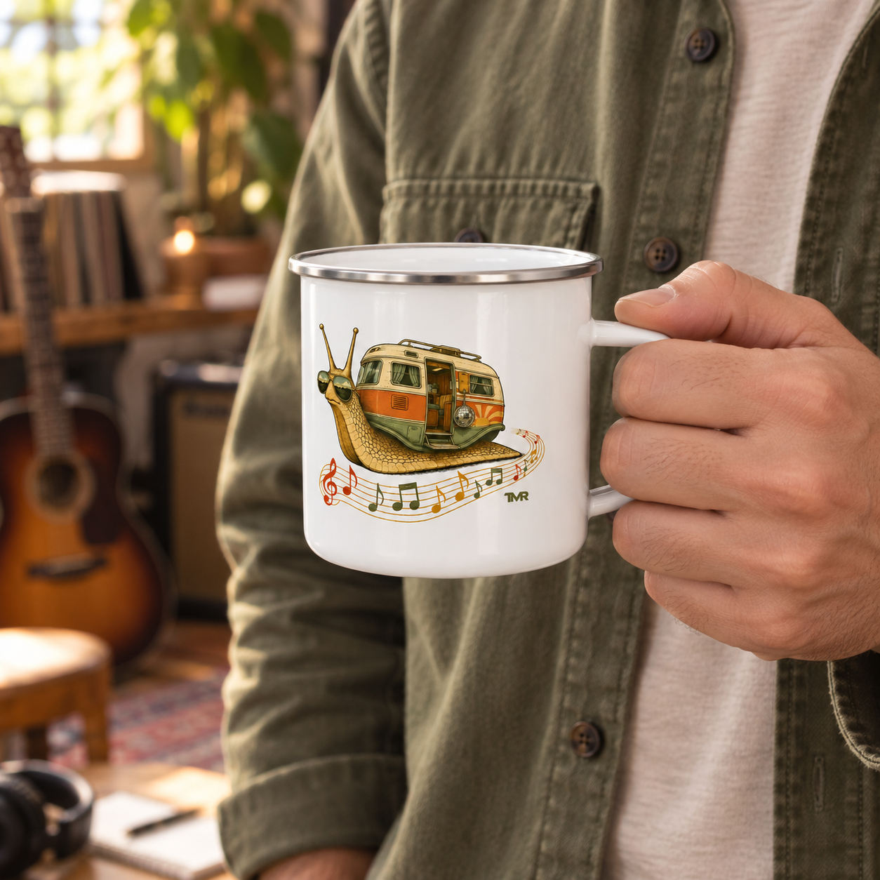 Furgo caracol — Taza esmaltada 12 oz 3 Furgo caracol — Taza esmaltada TMR: vista en mano de su tamaño compacto