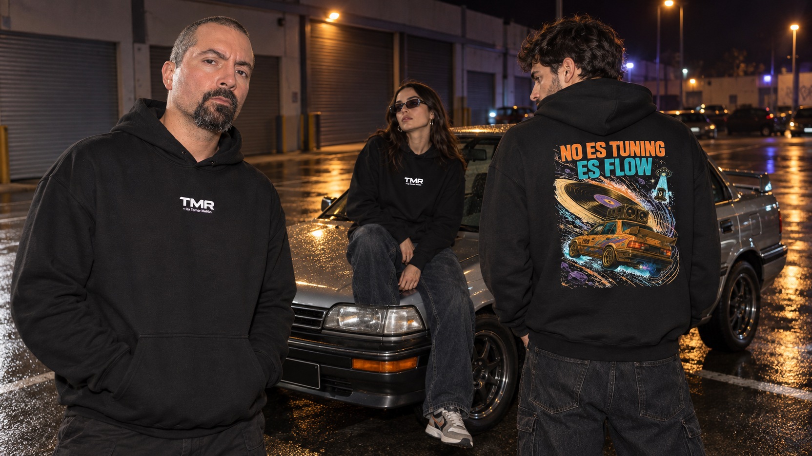 Tamar Melián y modelos ficticios con sudaderas Garaje Orbital junto a un Corolla gris recreado, campaña Y2K nocturna