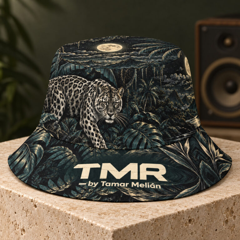 Gorro reversible Jaguar de Mercurio de TMR by Tamar Melián sobre piedra: jaguar grande en la copa y firma completa en el ala.