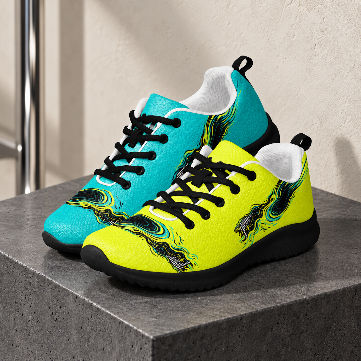 Portal Runner — Deportivas 1 Deportivas Portal Runner TMR amarillas y turquesa con cordones y suelas negros, sobre una base de hormigón con luz de día.