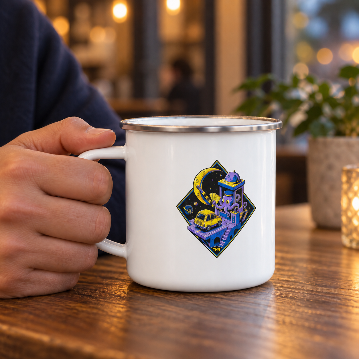 Peaje lunar — Taza esmaltada 12 oz 2 Persona adulta ficticia sujetando la taza esmaltada Peaje lunar de TMR, con asa a la izquierda y el mismo diseño en la cara opuesta