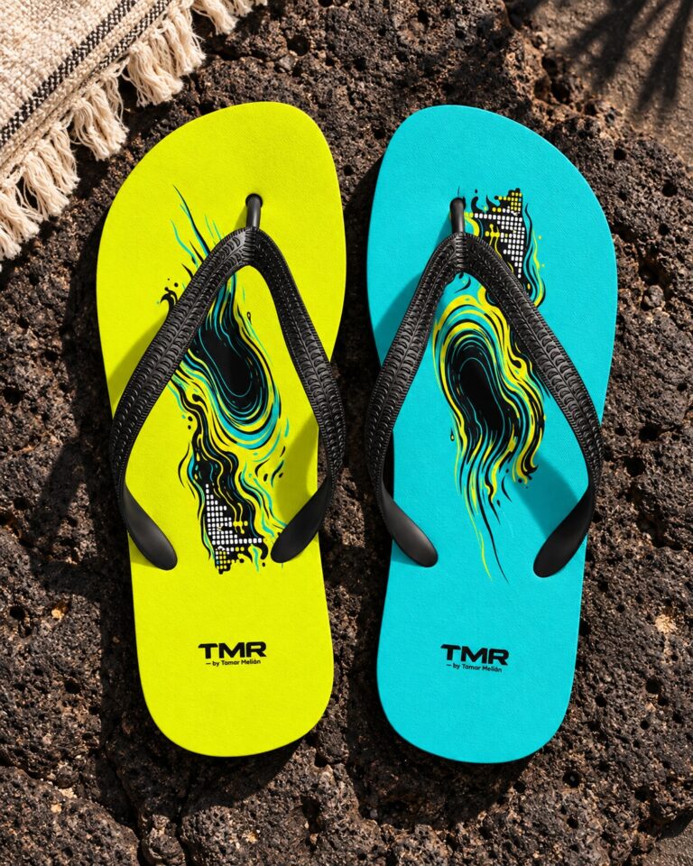 Par de chanclas Portal Runner de TMR visto desde arriba sobre piedra volcánica: izquierda lima y derecha turquesa, tiras negras y dibujo de portal.