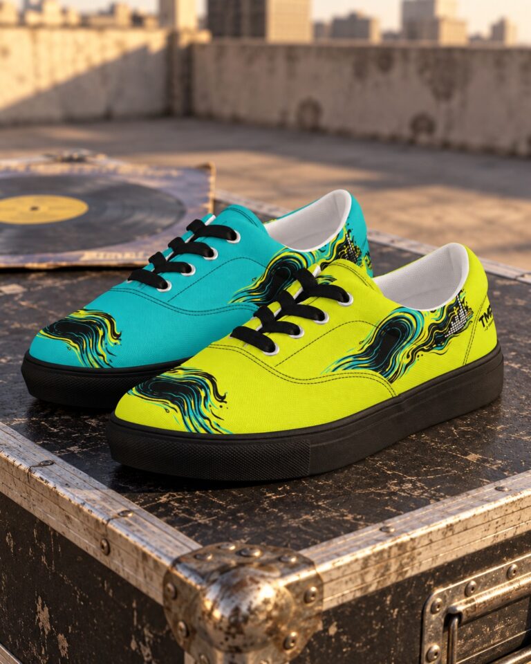 Zapatillas bajas Portal Runner de TMR, par lima y turquesa con ondas negras sobre una caja de equipo musical en una azotea.