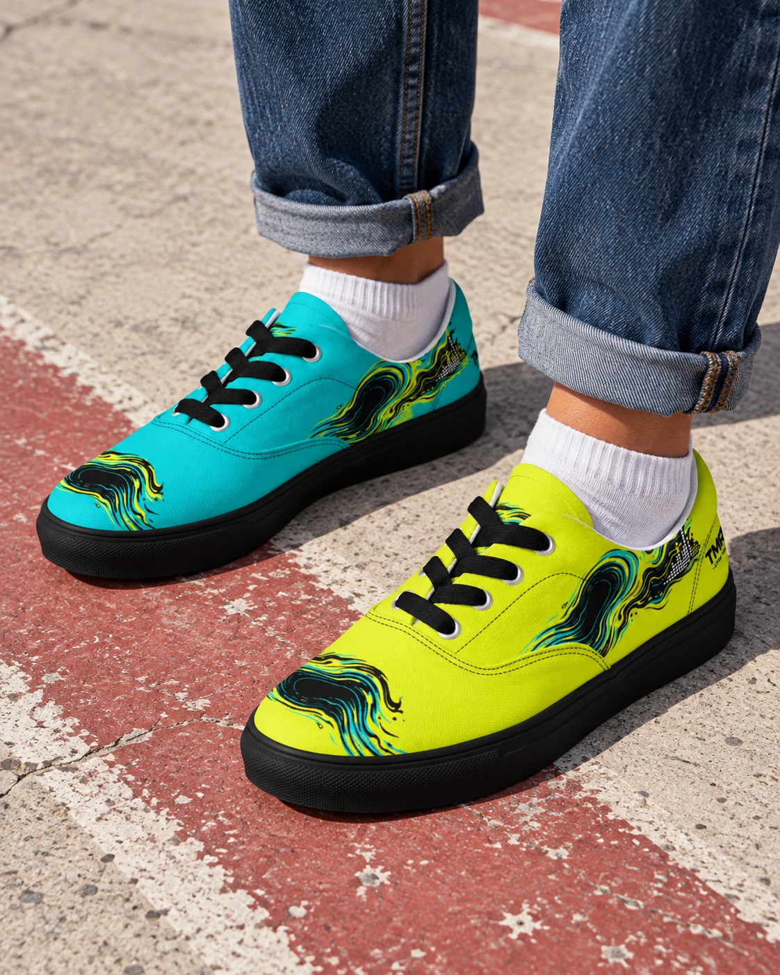 Portal Runner — Bajas con cordones · mujer 3 Detalle de las zapatillas Portal Runner de TMR puestas con vaqueros y calcetines blancos sobre una pista urbana; pie izquierdo lima y derecho turquesa.