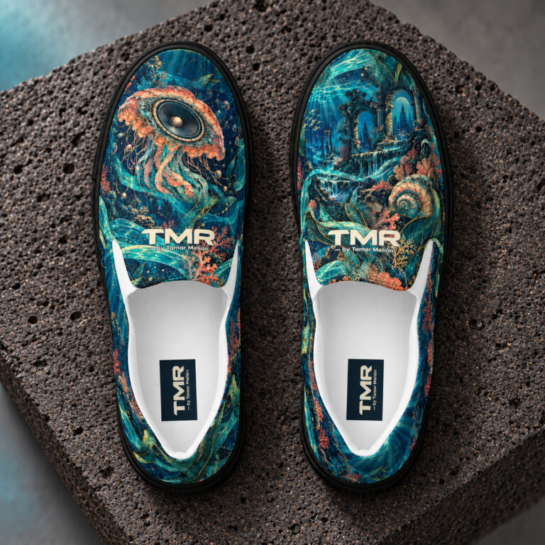 Zapatillas slip-on Rave Submarina — TMR by Tamar Melián, vista delantera, calzado asimétrico de lona con suela negra, corrientes turquesa y coral