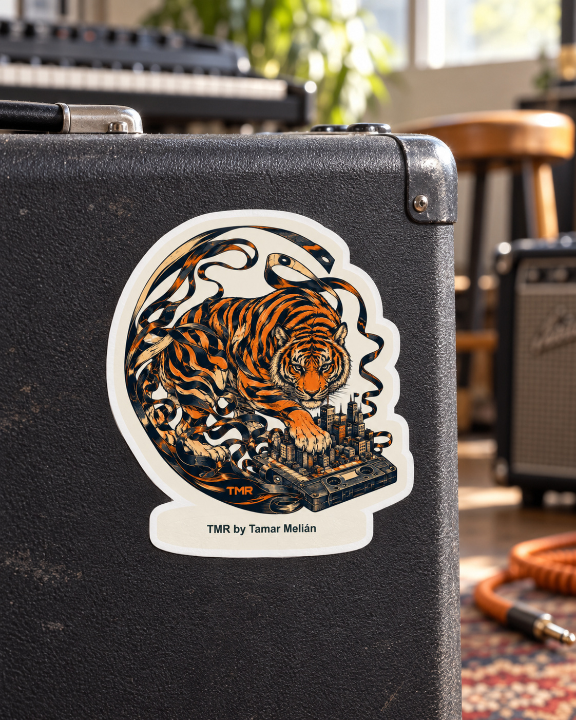 Tigre radiocasete — Pegatina 2 Pegatina Tigre radiocasete de TMR en una maleta de equipo musical dentro de un estudio con luz natural.