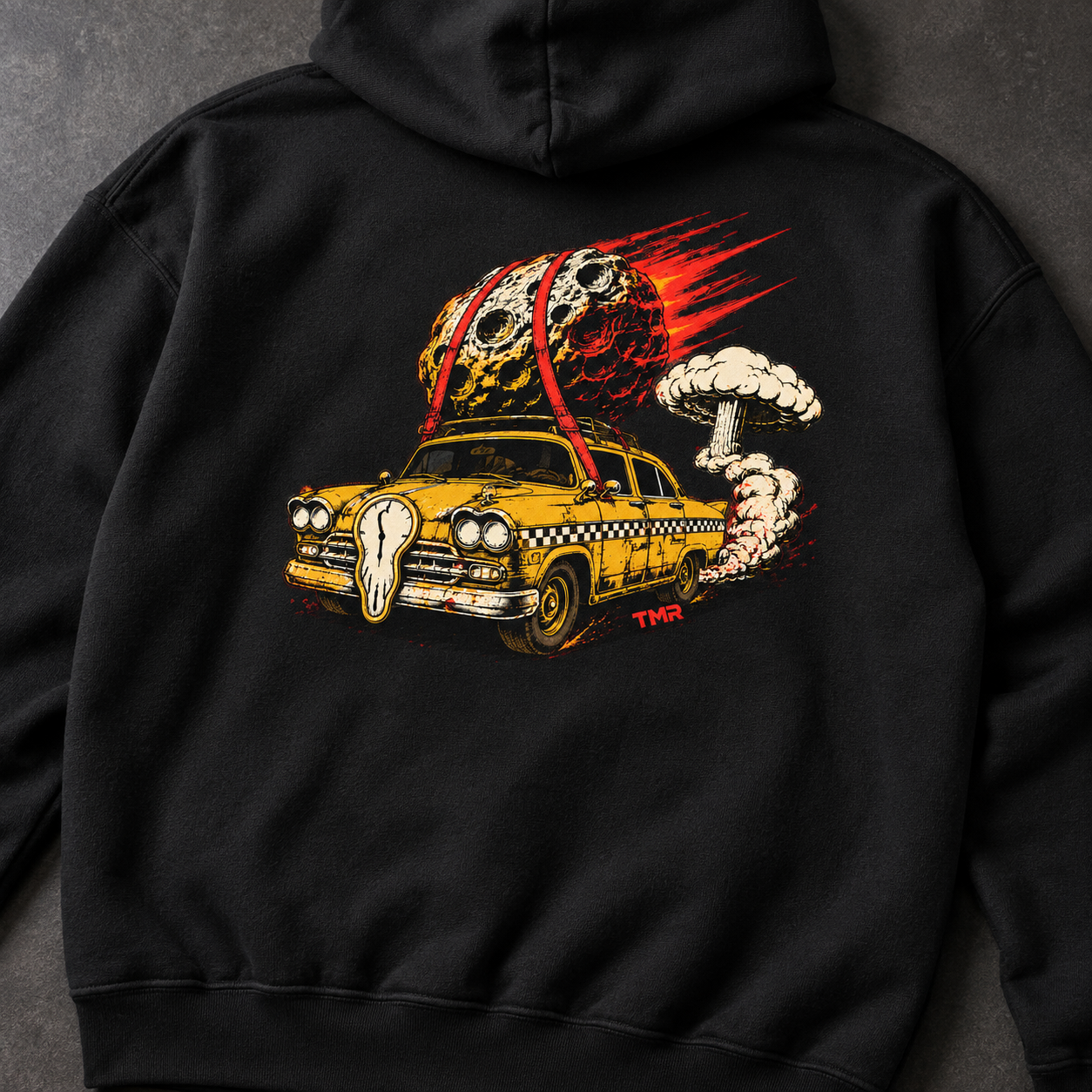 Taxi del apocalipsis — Sudadera 4 Detalle del estampado Taxi del apocalipsis de TMR sobre tejido negro, con coche amarillo, meteorito y firma TMR roja