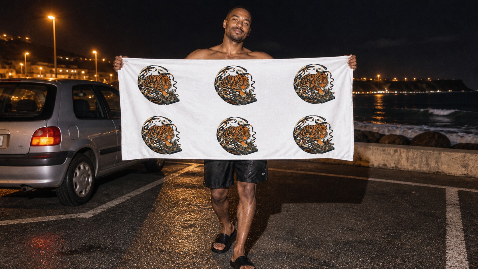 TMR · Tigre radiocasete — Toalla de playa 76 × 152 cm 1 TMR · Tigre radiocasete — Toalla de playa 76 × 152 cm — fotografía editorial Y2K con modelo ficticio
