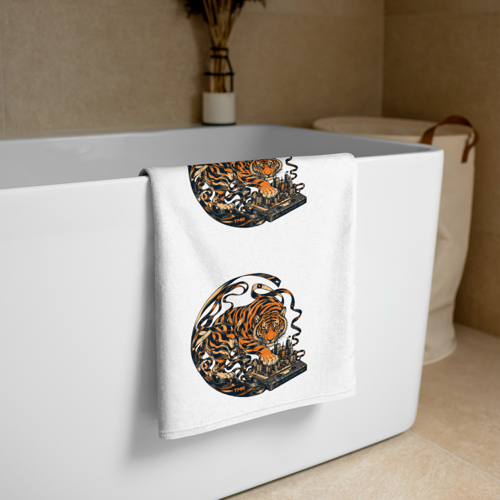 TMR · Tigre radiocasete — Toalla de playa 76 × 152 cm 4 TMR · Tigre radiocasete — Toalla de playa 76 × 152 cm — vista doblada junto a una bañera